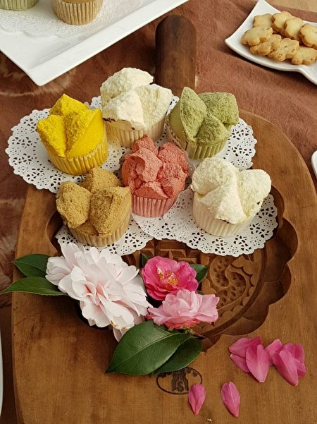 妇女产销班巧手艺做出茶花型甜点。（林宝云／大纪元）