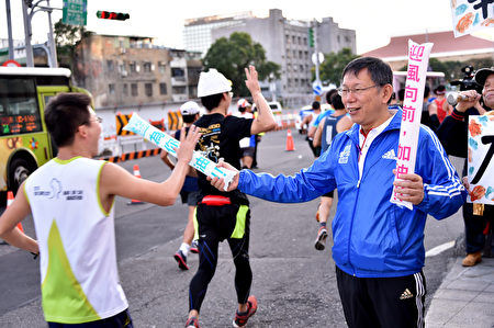 台北市長柯文哲於北門（承恩門）為跑者加油。（台北市政府提供）