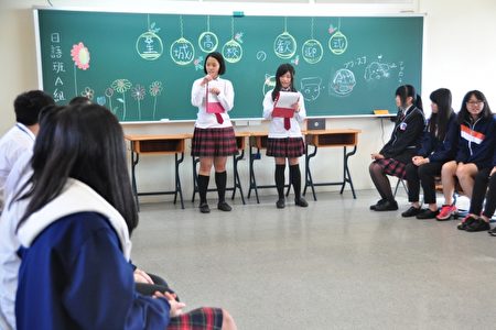 日本学生入班学习、一起互动交流。（赖月贵／大纪元）