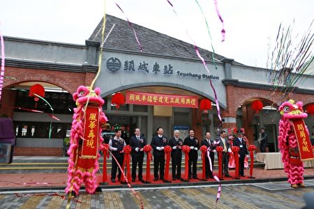 頭城社區媽媽為頭城火車站整建完工啟用典禮前的熱舞。（曾漢東／大紀元）