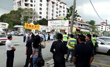 2016年12月10日國際人權日，馬來西亞部份法輪功學員在中使館附近舉行集會，強烈譴責中共迫害，吸引了多位警官前來了解真相。 （楊曉慧／大紀元）