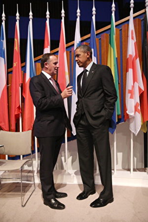 纽西兰总理凯伊与美国总统奥巴马在2014年的核安全峰会上交谈。      (SEAN GALLUP/AFP/Getty Images)