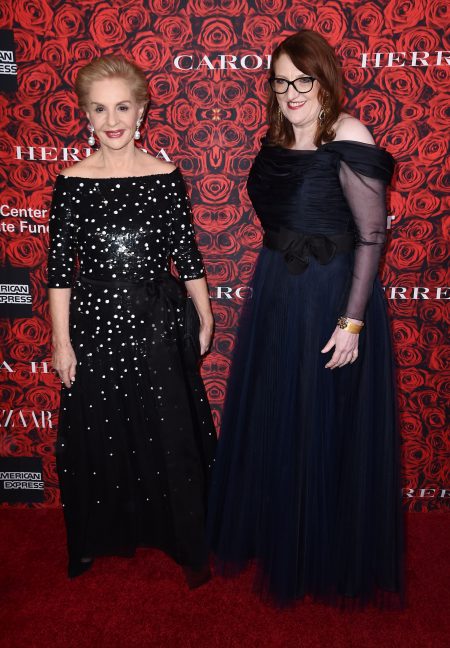 设计师卡罗琳娜·埃莱拉（左）和《时尚芭莎》主编格伦达·贝利（右）。