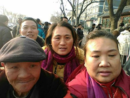 自11月28日开始，连续三天，来自大陆29个省的上万名被清退的民办与代课教师进京上访。（访民提供）