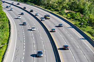 今天多伦多执行委员会将讨论一份报告，报告提议引进多达九种新的税种，来平衡多伦多短期和长期的资金短缺。图为多伦多DVP高速公路。（Photo by Roberto Machado Noa/LightRocket via Getty Images）