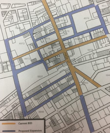 藍色部分為法拉盛商改區計劃擴大的範圍，黃色部分為法拉盛商改區現有的範圍。
