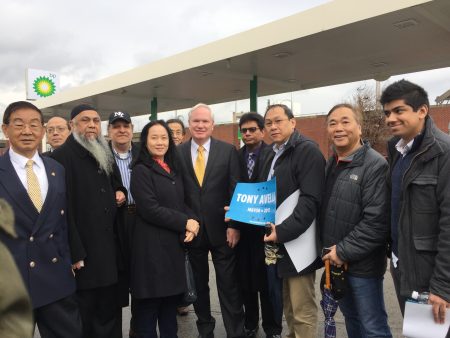包括华人在内地亚裔支持者到场支持艾维乐参选纽约市市长。
