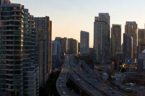 安省保守党敦促省政府，不要批准把通往多伦多市中心的两条高速公路DVP和Gardiner变成收费公路，图为（Andrew Lahodynskyj/Toronto Star via Getty Images）