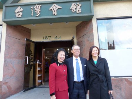 中华民国驻美代表高硕泰（中）偕夫人拜访台湾会馆，受到台湾会馆理事长陈春兰（左）的欢迎。
