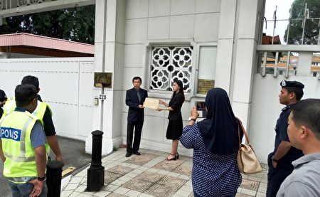 法輪功學員代表到中共駐馬大使館遞交抗議信。 （楊曉慧／大紀元）