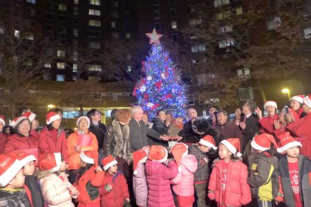 在倒數聲中，眾嘉賓在孔子大廈的花園廣場點亮25呎高聖誕樹和花園燈飾。