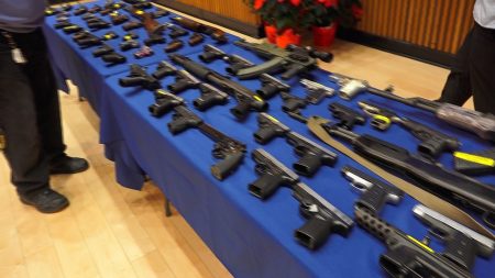 桌上展示自贩售枪支集团没收的枪支。