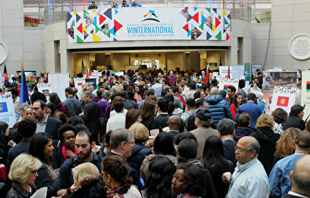 12月7日，第五屆「冬季國際使館展」如期在華盛頓DC舉行，各國文化薈萃，引領參觀者踏上異域文化之旅。（何伊/大紀元）