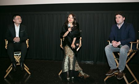 《血刃》導演李雲翔和女主演 - 正在華盛頓DC參加「世界小姐」決賽的林耶凡到場與觀眾互動。（李莎/大紀元） 