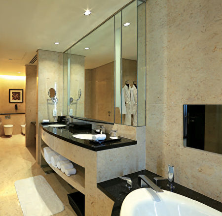 迪拜的康拉德酒店（Conrad Hotel）是希爾頓旗下的豪華酒店品牌，採用TOTO衛浴來彰顯他們提供的豪華體驗。（圖片TOTO提供，灣區衛浴店Gooder Supply販售）