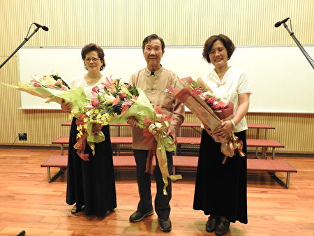 在「平安喜樂合唱音樂會」中，旅奧音樂家謝英杰老師（中）、團長蕭麗華（右）和葛瑞珠女士（左）接受觀眾獻花後合影。（蔡上海／大紀元）