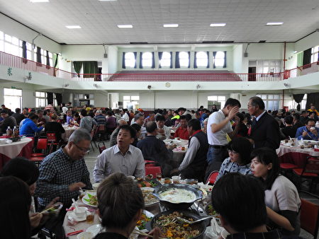 12月31日民眾在布袋國小禮堂大啖烏魚美味， 享受烏魚饗宴的盛況。（蔡上海／大紀元） 