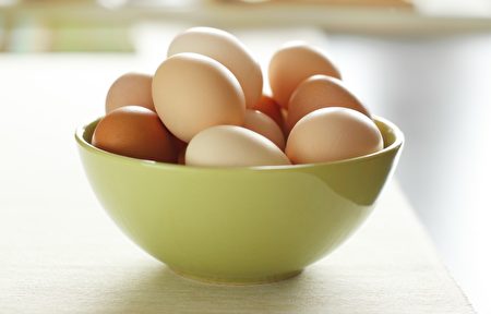 Image of fresh brown chicken eggs in a plate