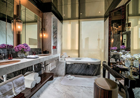 上海浦東四季酒店採用TOTO浴缸、便器，打造新古典奢華氣息的衛浴空間。（圖片TOTO提供，灣區衛浴店Gooder Supply販售）
