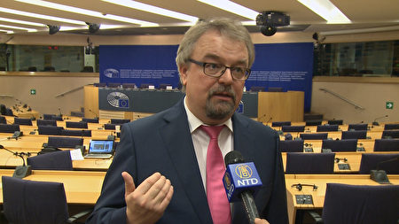 歐洲議會預算委員會副主席、歐盟2017預算報導人延斯·蓋耶爾接受媒體採訪。（新唐人）