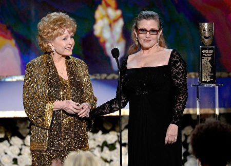 LOS ANGELES, CA - JANUARY 25: Actress Debbie Reynolds (L) accepts the Life Achievement Award from actress Carrie Fisher onstage at the 21st Annual Screen Actors Guild Awards at The Shrine Auditorium on January 25, 2015 in Los Angeles, California. (Photo by Kevork Djansezian/Getty Images)