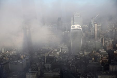 LONDON, ENGLAND - DECEMBER 01: The city of London is shrouded in fog on December 1, 2016 in London, England. Much of the country has been experiencing sub-zero temperatures, with Sennybridge in Wales recorded the lowest temperature of the season so far, with the Met Office reporting a low of -9.4C on November 29. (Photo by Dan Kitwood/Getty Images)
