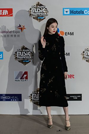 South Korean actress Han Hyo-joo arrives on the red carpet at the Mnet Asian Music Awards (MAMA) at Asia-World Expo in Hong Kong on December 2, 2016. / AFP / Anthony WALLACE (Photo credit should read ANTHONY WALLACE/AFP/Getty Images)