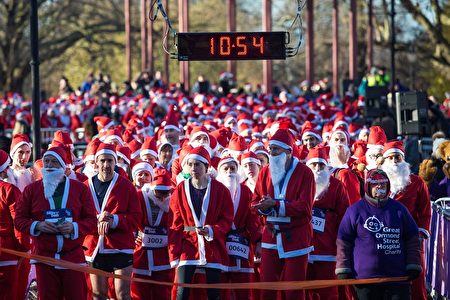 LONDON, ENGLAND - DECEMBER 04: Runners dressed as Father Christmas wait at the start line as they take part in a 'Santa Dash' at Clapham Common on December 4, 2016 in London, England. With 21 days to go till Christmas thousands of runners made their way around a 5k or 10k course on Clapham Common to raise funds for Great Ormond Street Hospital. (Photo by Jack Taylor/Getty Images)