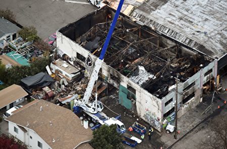 今年12月2日，北加奧克蘭一處倉庫發生嚴重火災，造成36人死亡，是一百多年來加州最嚴重火災事故。   (JOSH EDELSON/AFP/Getty Images)
