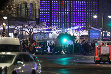 在德國柏林市中心，一輛卡車衝進一個聖誕市場，至少50人受傷，9人死亡。(Sean Gallup/Getty Images)