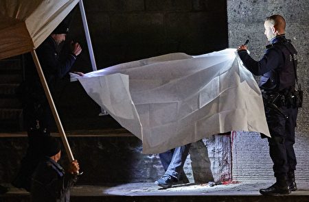 蘇黎世警方用白布遮住自殺身亡的槍手。(MICHAEL BUHOLZER/AFP/Getty Images)