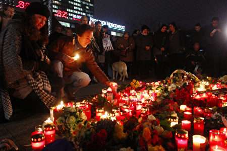 在遭受卡車恐襲的柏林聖誕市場的入口處，柏林市民在次日點燃蠟燭，獻上鮮花，以表悼念。（Michele Tantussi/Getty Images）