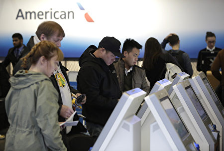 12月23日芝加哥奧黑而國際機場內，準備搭機出遊的旅行者。 (Joshua Lott/Getty Images)