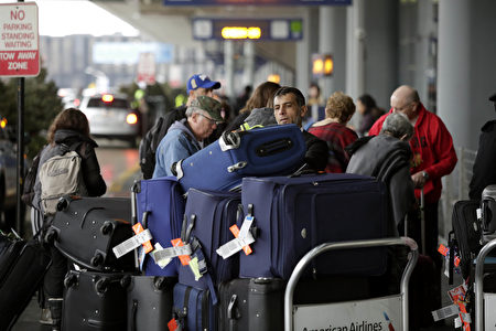 12月23日芝加哥奧黑而國際機場內，準備搭機出遊的旅行者。 (Joshua Lott/Getty Images)