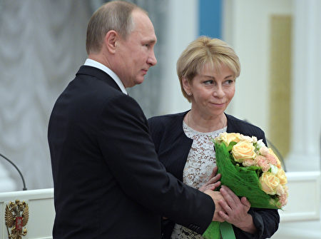 A picture taken on December 8, 2016 shows Russian 葉莉扎維塔．格林卡（Yelizaveta Glinka）12月8日接受普京總統表揚。(ALEXEI DRUZHININ/AFP/Getty Images)