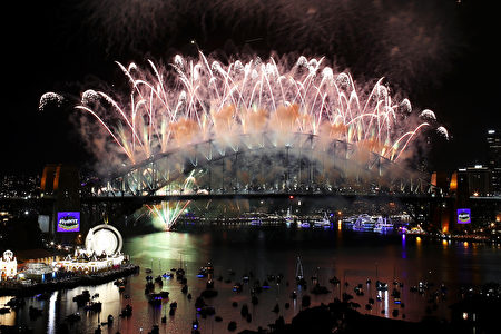 SYDNEY, AUSTRALIA - JANUARY 01: Fireworks explode off the Sydney Harbour Bridge on New Year's Eve on January 1, 2017 in Sydney, Australia. (Photo by Cameron Spencer/Getty Images)