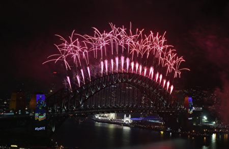 SYDNEY, AUSTRALIA - JANUARY 01: Midnight Fireworks are seen displayed on Sydney Harbour on New Year's Eve on Sydney Harbour on January 1, 2017 in Sydney, Australia. (Photo by Don Arnold/Getty Images)