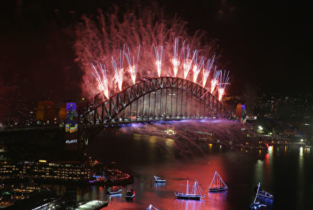 SYDNEY, AUSTRALIA - JANUARY 01: Midnight fireworks are seen on New Year's Eve on Sydney Harbour on January 1, 2017 in Sydney, Australia. (Photo by Don Arnold/Getty Images)