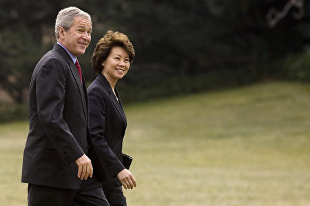 現年63歲的趙小蘭曾任美國第24任勞工部長，以及老布什總統的交通部副部長，她也是小布什政府中唯一八年任滿的內閣部長。(JIM WATSON/Getty Images)