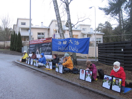 2016年12月10日是國際人權日，芬蘭部分法輪功學員到首都的中領館前和平抗議，呼籲中共立即停止活摘法輪功學員器官。（李樂/大紀元）