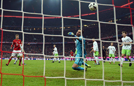 拜仁球星穆勒在对阵沃尔夫斯堡的比赛中，打进了他本赛季德甲首粒进球，打破了他在德甲999分钟的进球荒。(Matthias Hangst/Bongarts/Getty Images) 