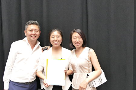 獲得2016年HSC考試中文進階課程第一名的Natalie Teh在頒獎儀式後與父母開心合影。（安平雅/大紀元）