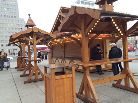 柏林波茨坦广场上的圣诞市场关闭，只有寥寥无几的人穿行而过。（周仁/大纪元）