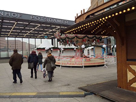 柏林波茨坦广场上的圣诞市场关闭，只有寥寥无几的人穿行而过。（周仁/大纪元）