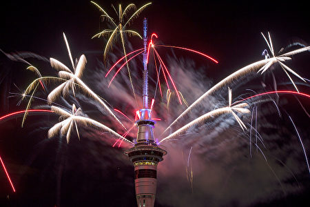 新年前夜，奥克兰天空塔点燃焰火。 (Dave Rowland/Getty Images)