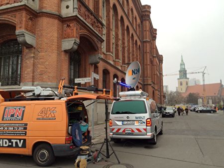 柏林市政府前的圣诞市场关闭，取而代之的是媒体的车在市政府大楼外等待报导新闻。（周仁/大纪元）
