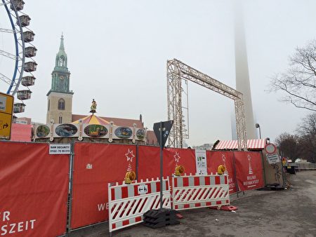 柏林市政府前的聖誕市場關閉，取而代之的是媒體的車在市政府大樓外等待報導新聞。（周仁/大紀元）