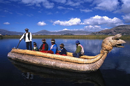 居住于的的喀喀湖畔的乌卢斯人搭乘自己编制的芦苇船。(Francois ANCELLET/Gamma-Rapho via Getty Images)