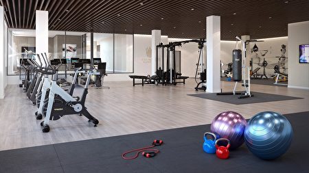 業主會所內有設備齊全的健身房，並且提供禮賓服務。