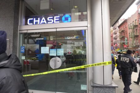 昨天下午，华埠勿街夹坚尼路的大通银行遭打劫。